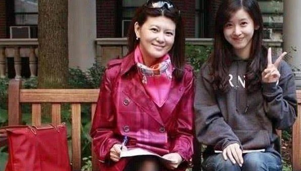 比刘强东大5岁的丈母娘照片曝光,看起来非常年轻,到底有多美?
