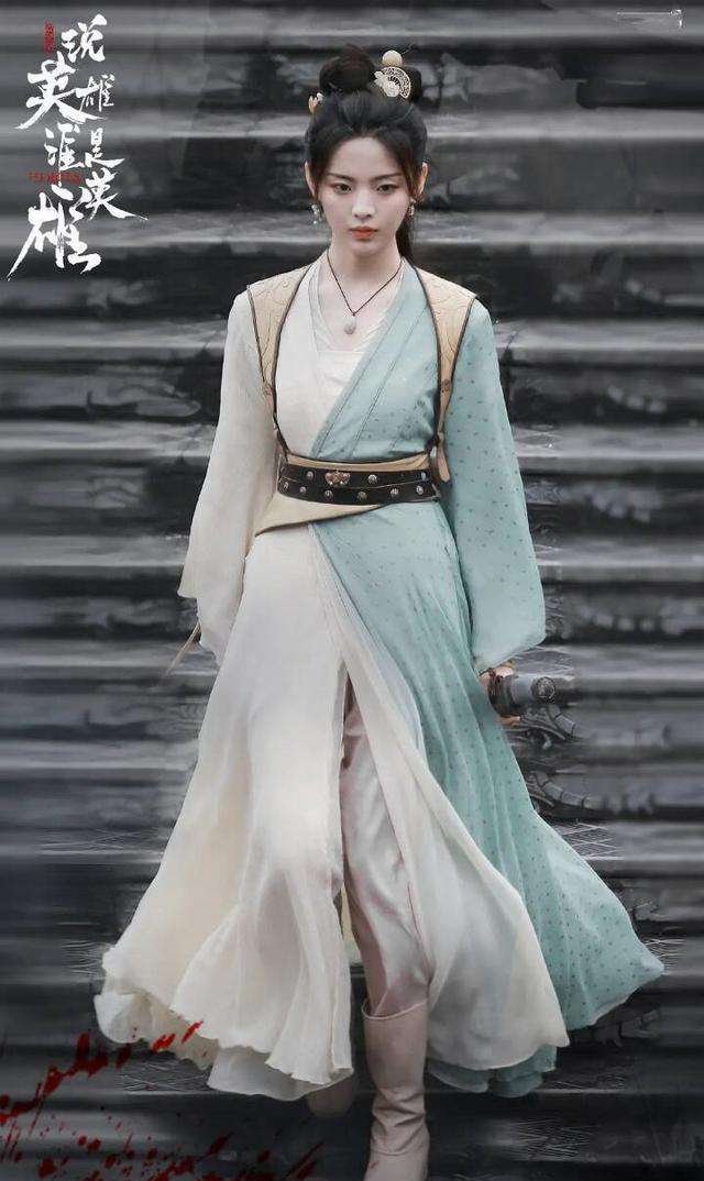杨超越红色系眼妆娇媚感十足,作为“锦鲤”的她有什么代表作吗?