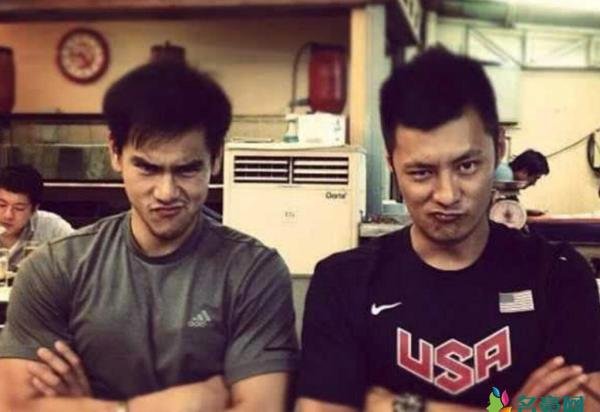 余文乐抱娃合影 调侃彭于晏是真正背后的妈妈
