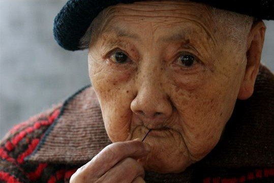 94岁老人被抱起做人脸识别引发热议,涉事银行对此有何回应?