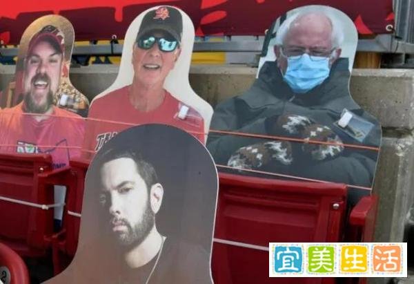 美国“超级碗”现场坐3万个纸片人，每个纸板收费100美元