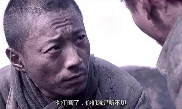 《集结号》谷子地将什么留在了墓碑下?