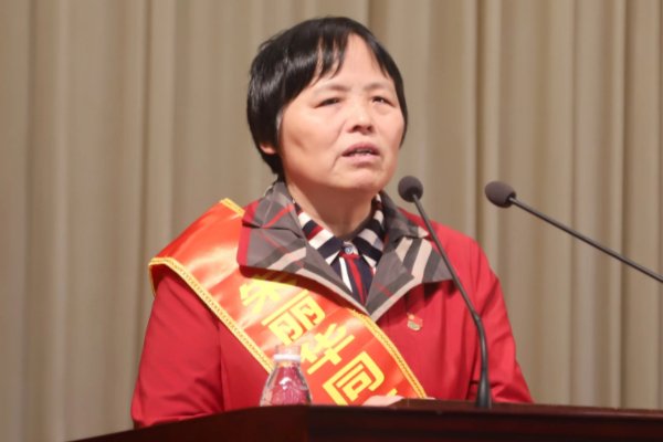 2020年感动中国十大人物颁奖词