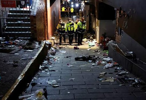 韩国踩踏事件中,夜店老板见死不救拒开门,这一幕反映了什么问题?