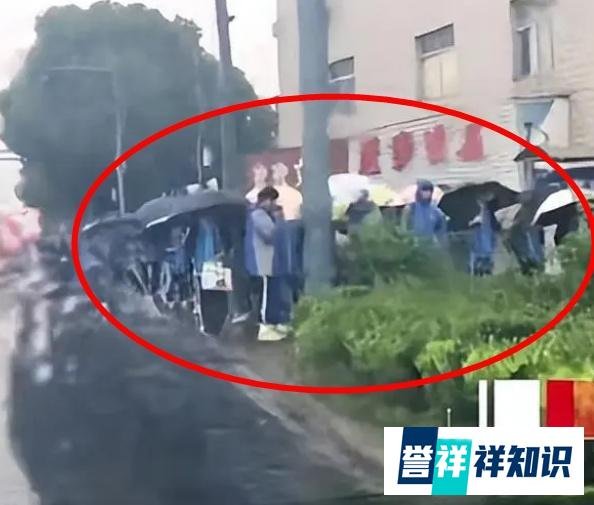多名中学生淋雨等开门，家长吐槽学校没人情味，教育局回应来了
