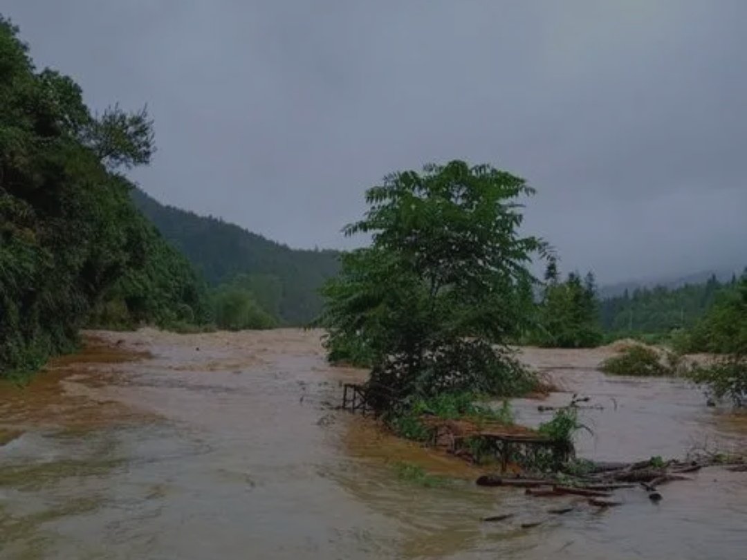 亲历者讲述彭州龙漕沟山洪：水太大根本没有站脚的地，山洪的破坏力有多大？