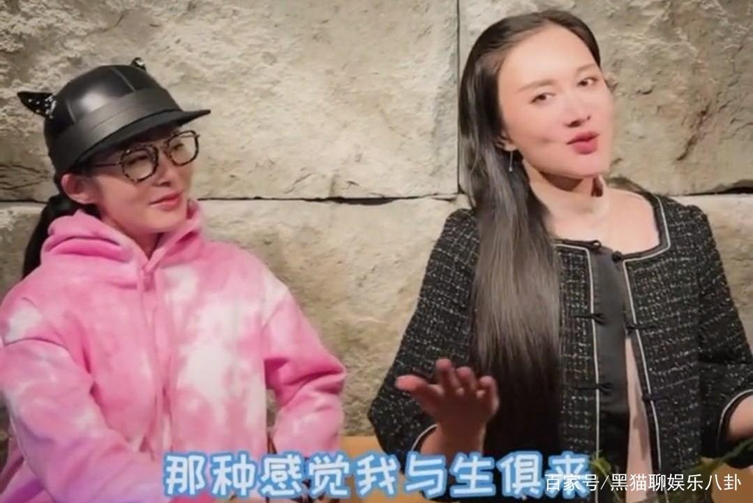 张敏近照曝光，现身好友聚会，涂粉色口红打扮俏皮，你喜欢她吗？