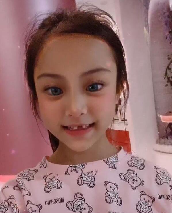 8岁甜馨近照，掉门牙乐坏李小璐：她们母女俩可还快乐？