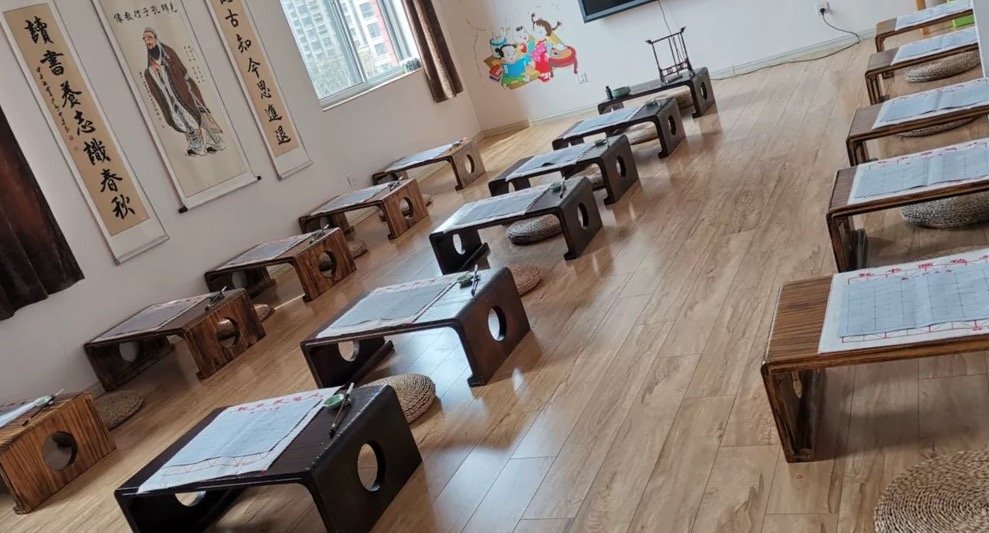 白岩松评女孩当众踹母亲,这个母亲“合格”吗?