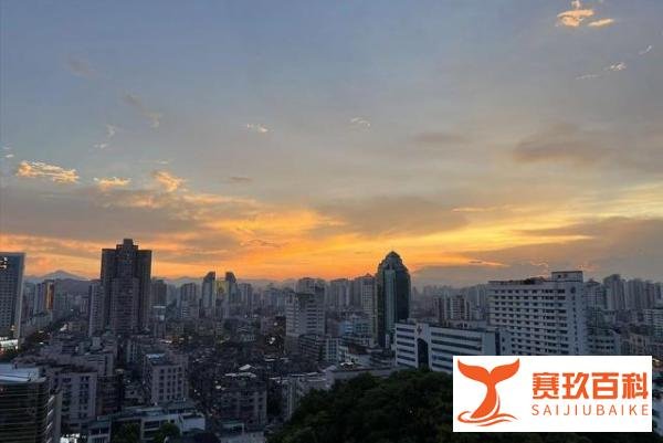 郑州上空的云朵，确实绝美，只是透不过一丝亮光