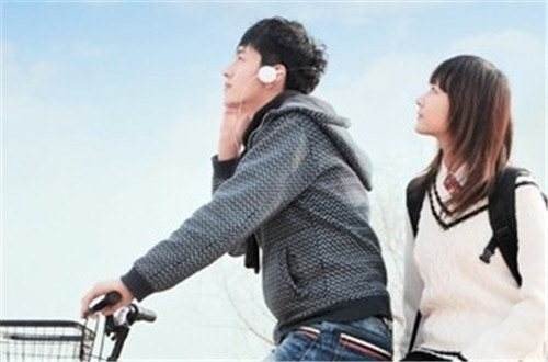 女生持手机摆心形,在爱情中是女生主动好还是男生主动好?