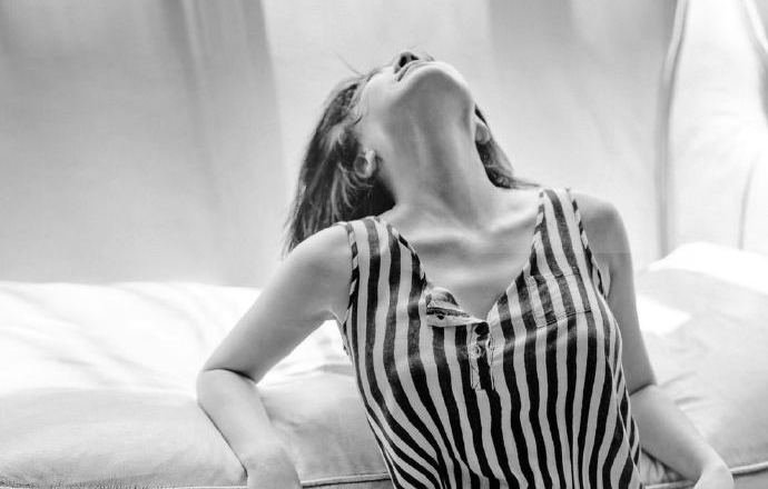 许晴穿11年前的旧衣服拍写真,这身材真的太棒,她是如何保持的呢?