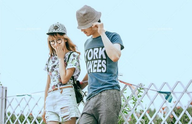 女生持手机摆心形，在爱情中是女生主动好还是男生主动好？