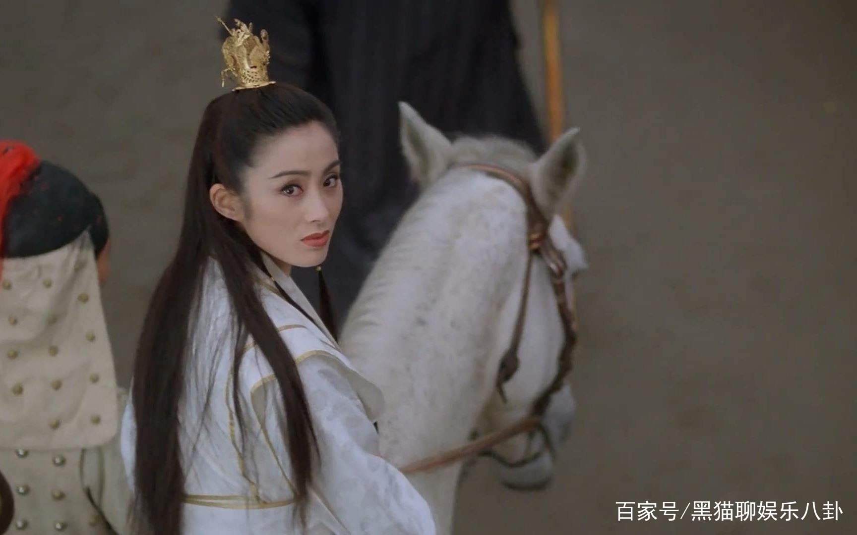 张敏近照曝光，现身好友聚会，涂粉色口红打扮俏皮，你喜欢她吗？