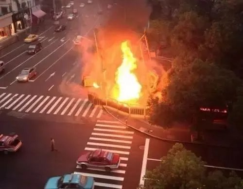 河北一对母女开门起静电引发煤气爆炸,密闭空间内燃气爆炸的威力有多大?