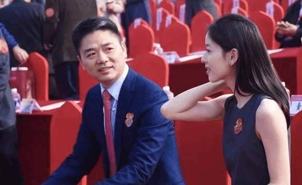 比刘强东大5岁的丈母娘照片曝光，看起来非常年轻，到底有多美？