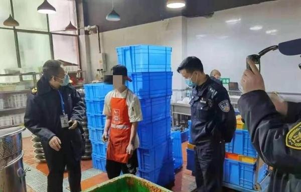 四川一火锅店熬制地沟油卖出近5万锅底 网友 赚黑心钱良心不会痛吗