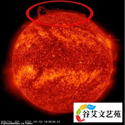 NASA拍到太阳北极一块断裂脱落
