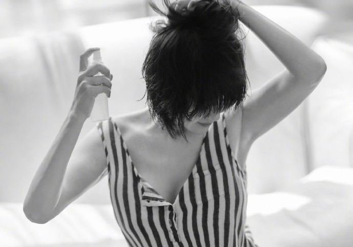许晴穿11年前的旧衣服拍写真，这身材真的太棒，她是如何保持的呢？