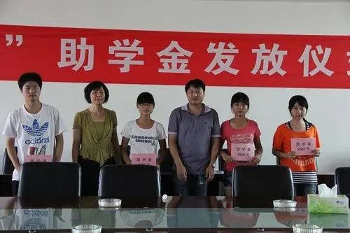 西安8名大三学生捐1.5万奖学金用于助学，你如何看待他们的暖心之举？