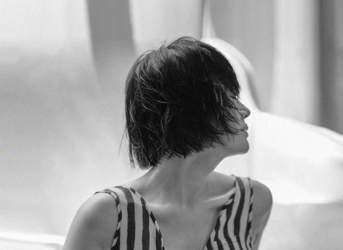 许晴穿11年前的旧衣服拍写真,这身材真的太棒,她是如何保持的呢?