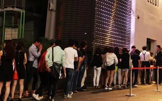 韩国踩踏事件中,夜店老板见死不救拒开门,这一幕反映了什么问题?