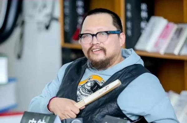 史航性骚扰案持续发酵，12名受害者指控，多家出版机构提出解约
