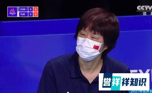 郎平眼睛为什么肿了？生病坚持指挥，熬夜工作为女排操碎心