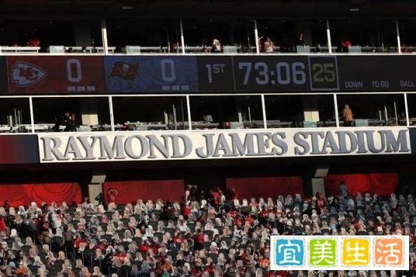 美国“超级碗”现场坐3万个纸片人,每个纸板收费100美元