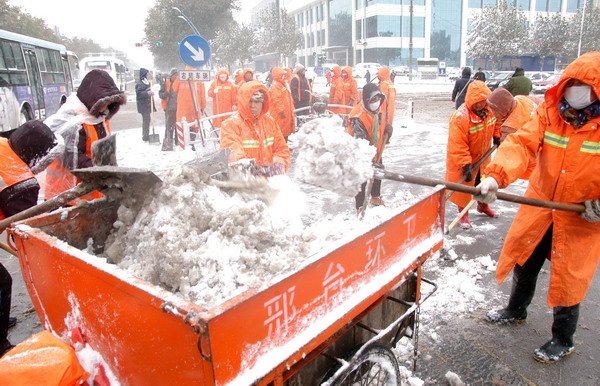 河北一女子取完快递回家,刚上台阶就遇上“雪崩”,她现在的情况如何?