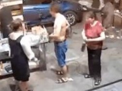 武汉男子酒后持刀想逃单,一旁大妈淡定夺刀,他的行为在法律中如何定性?