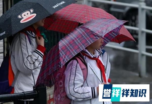 多名中学生淋雨等开门，家长吐槽学校没人情味，教育局回应来了