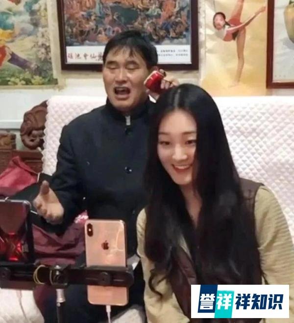陈亚男回朱楼村,全村人来看笑话!小伟是男人,该出来保护她!