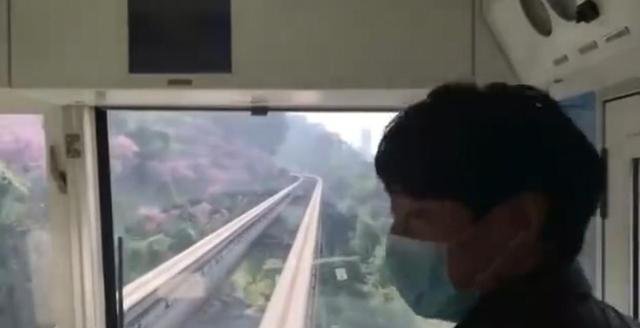重庆网红轻轨遭航拍无人机撞击,发生了什么样的后果?