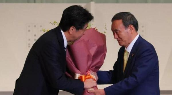 菅义伟决定辞去首相一职!一年间的工作获安倍赞扬