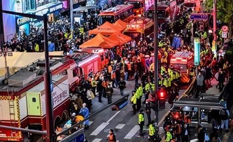 韩国踩踏事件中，夜店老板见死不救拒开门，这一幕反映了什么问题？