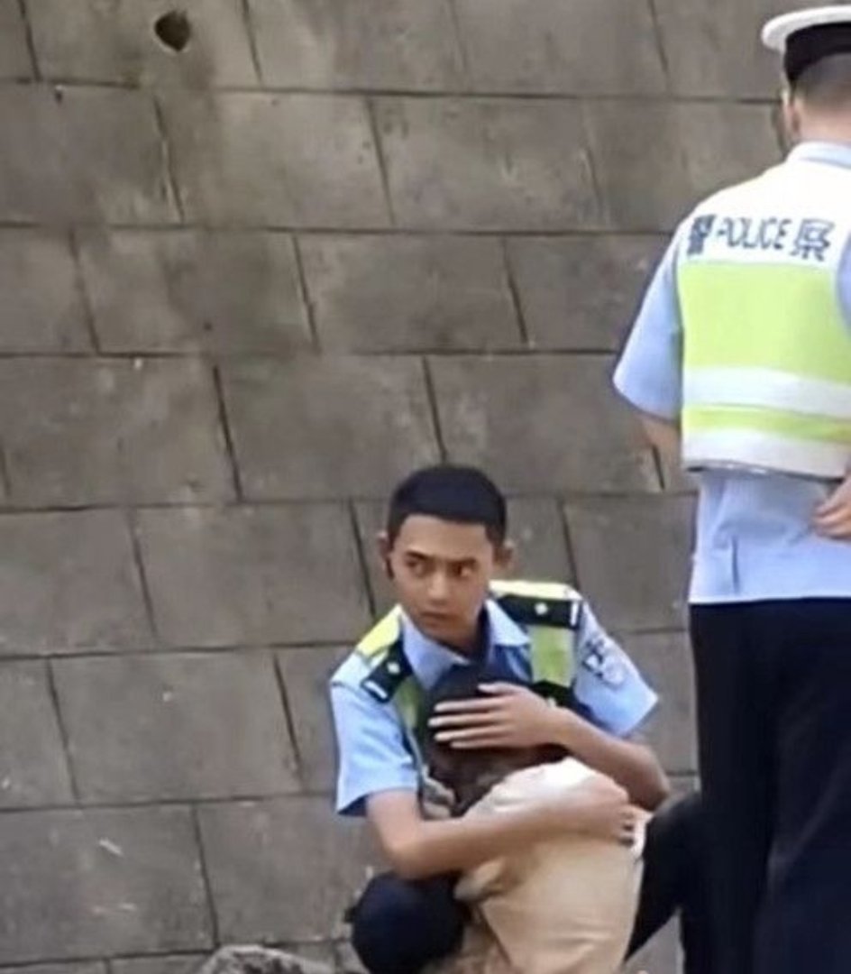 陕西一交警从泥浆中救出女子后轻拥安抚,他的身上有哪些闪光点?