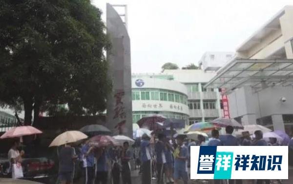 多名中学生淋雨等开门，家长吐槽学校没人情味，教育局回应来了