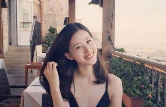 比刘强东大5岁的丈母娘照片曝光,看起来非常年轻,到底有多美?