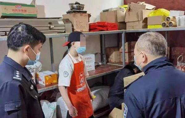 四川一火锅店熬制地沟油卖出近5万锅底 网友 赚黑心钱良心不会痛吗