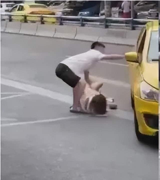 马路上，男子拖拽女子！还强行塞进出租车，男子为何这么说？