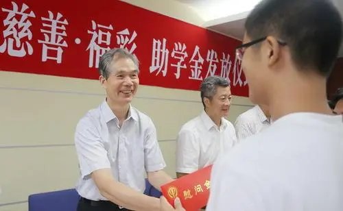 西安8名大三学生捐1.5万奖学金用于助学，你如何看待他们的暖心之举？