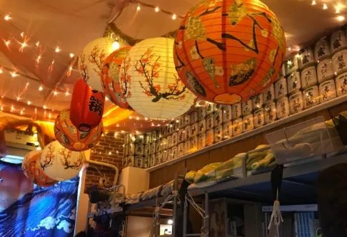 男生将寝室改成居酒屋，是怎么回事？
