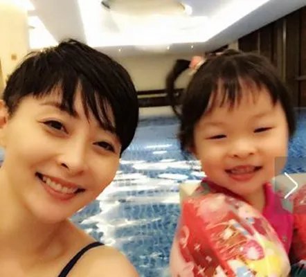 汤盈盈晒女儿萌照 钱嘉乐说自己在家寸步难行