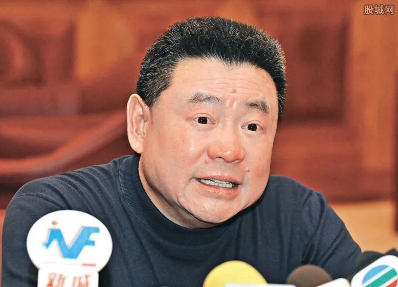 刘銮雄扶正甘比 灰姑娘经过十年宫斗终上位