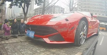 法拉利撞上面包车是谁的责任？