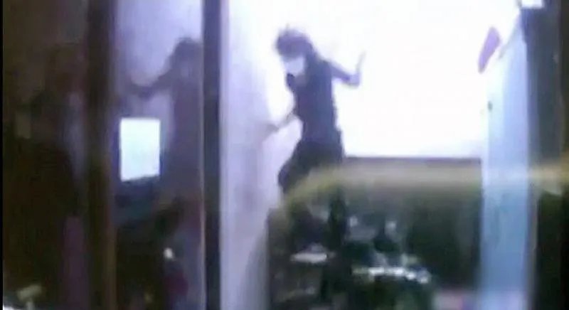 女子见情郎被拒想跳楼被高压水枪喷回是真的吗?