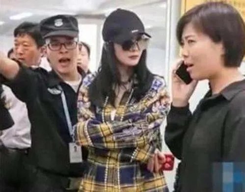 杨幂被赶出机场,大家怎么看?