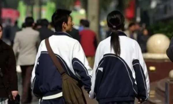 班主任受邀当10年前早恋学生证婚人,他们能够走到今天有多不易?