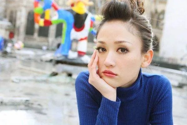 杨天真反对所有艺人恋情公开,因公布恋情事业凉凉的明星有哪些?